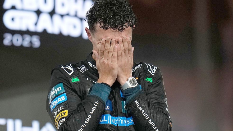 Er kann die Tränen nicht zurückhalten: Der neue Weltmeister Lando Norris. Foto: Darko Bandic/AP/dpa