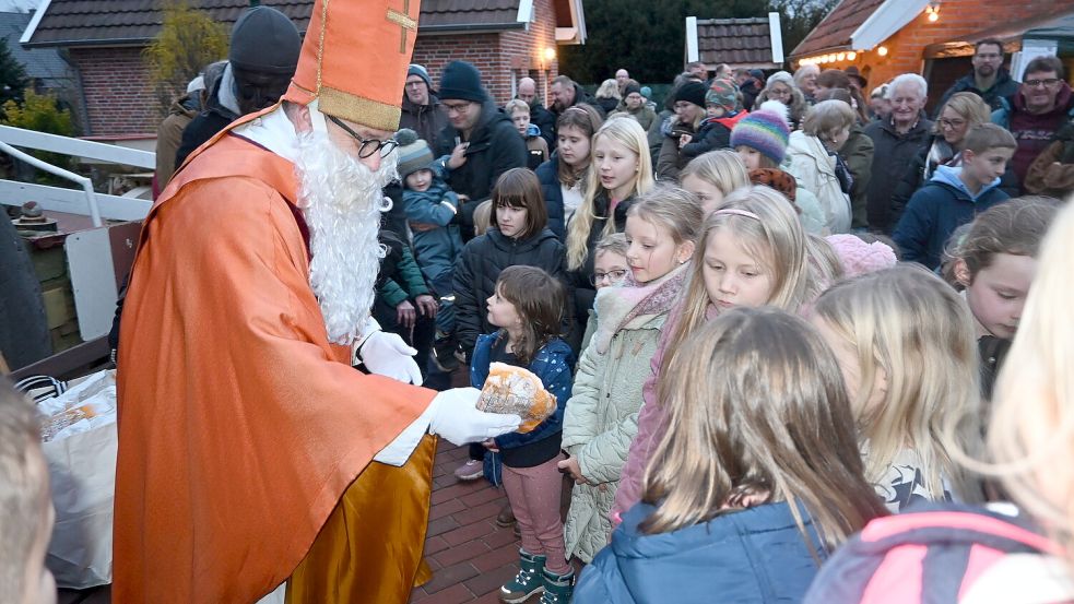 Der Nikolaus kam bei der Burlager Mühle vorbei und verteilte an die jüngsten Besucher Geschenke. Foto: Holger Weers