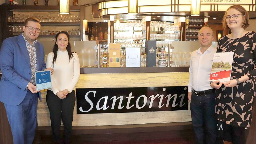 Bürgermeister Nils Anhuth (links) und Kämmerin Yvonne Dierkes (rechts) überbrachten Tahide und Ibrahim Demirbilek den KMU-Bescheid. Foto: Gemeinde Barßel