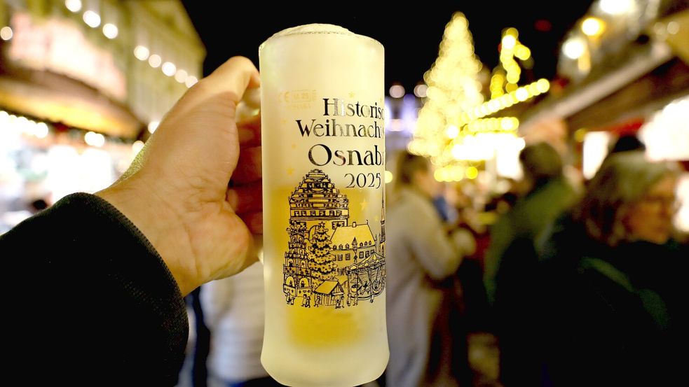 Bier auf dem Weihnachtsmarkt in Osnabrück? Das gibt es nicht. Wir haben dieses Foto gestellt. Foto: Thomas Wübker