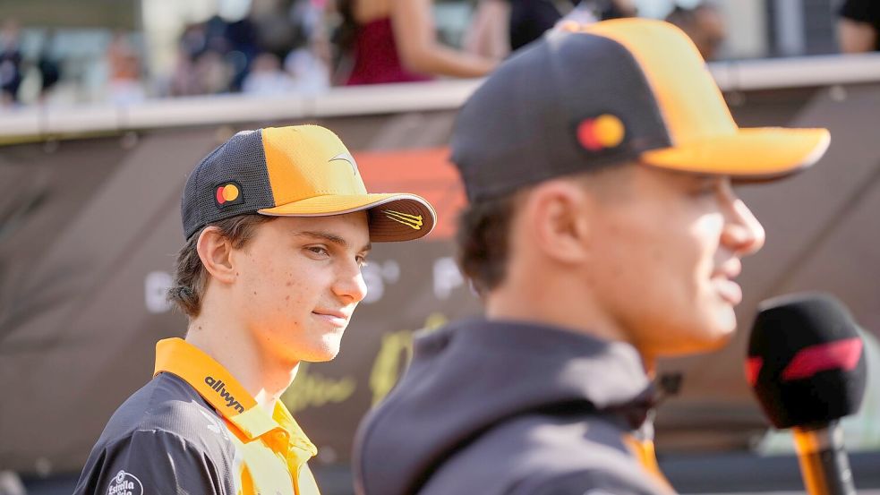 Oscar Piastri (l.) wird den Teamkollegen und Weltmeister Lando Norris 2026 schlagen wollen. Foto: Darko Bandic/AP/dpa