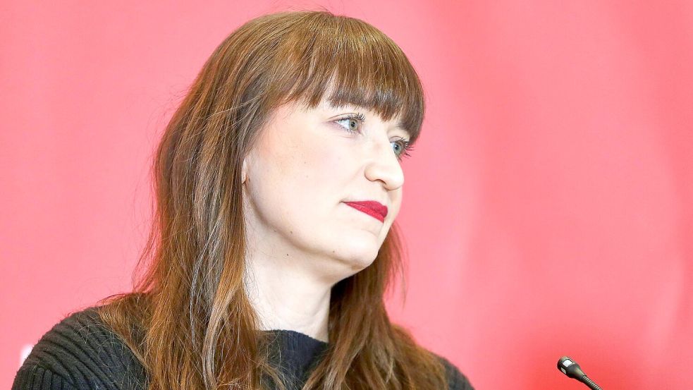 Berlin, Deutschland, 24.11.2025: Deutscher Bundestag: Linke-Fraktionssitzung: Heidi Reichinnek, Linke, gibt ein Statemen Foto: www.imago-images.de