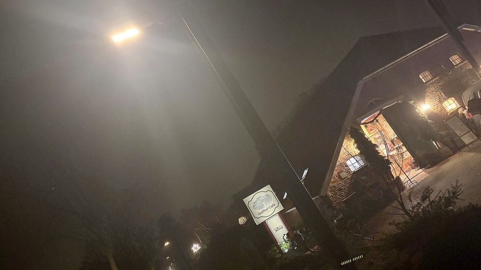 Beim Gulfhof Café in Nortmoor wurde einer der ersten LED-Solarleuchten aufgestellt. Foto: Lars Löschen