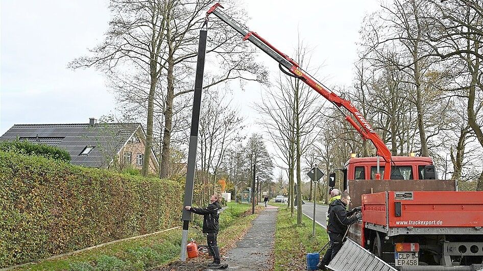 Von den 92 LED-Solarleuchten sind nun etwa die Hälfte schon aufgestellt. Foto: BLE-Konzepte