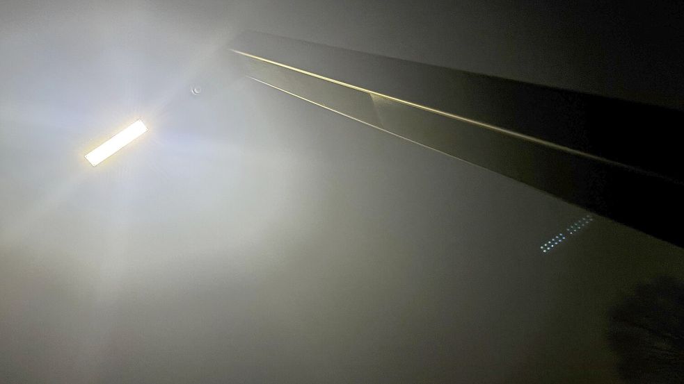 Die Leuchten dimmen sich eigenständig hoch und runter, sobald sie einen Fußgänger oder Fahrradfahrer erkennen. Foto: Lars Löschen