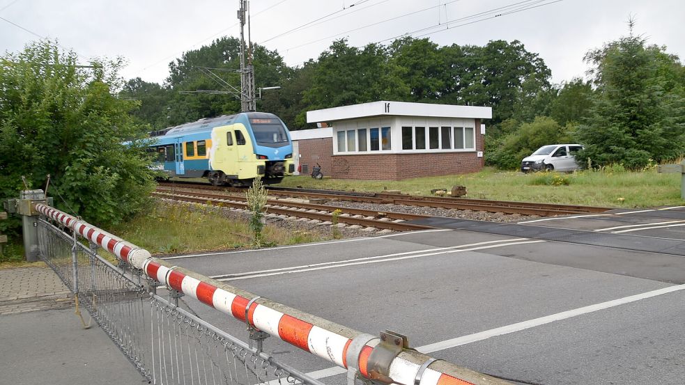 Noch fahren die Züge durch Ihrhove. Doch ab dem Sommer 2026 soll die neue Wunderlinestrecke in Betrieb genommen werden. Die Züge werden dann auch am neuen Bahnhaltepunkt in Ihrhove halten. Das Bild zeigt den Bahnübergang mit dem Stellwerkshäuschen an der Deichstraße in Ihrhove. Foto: Carsten Ammermann