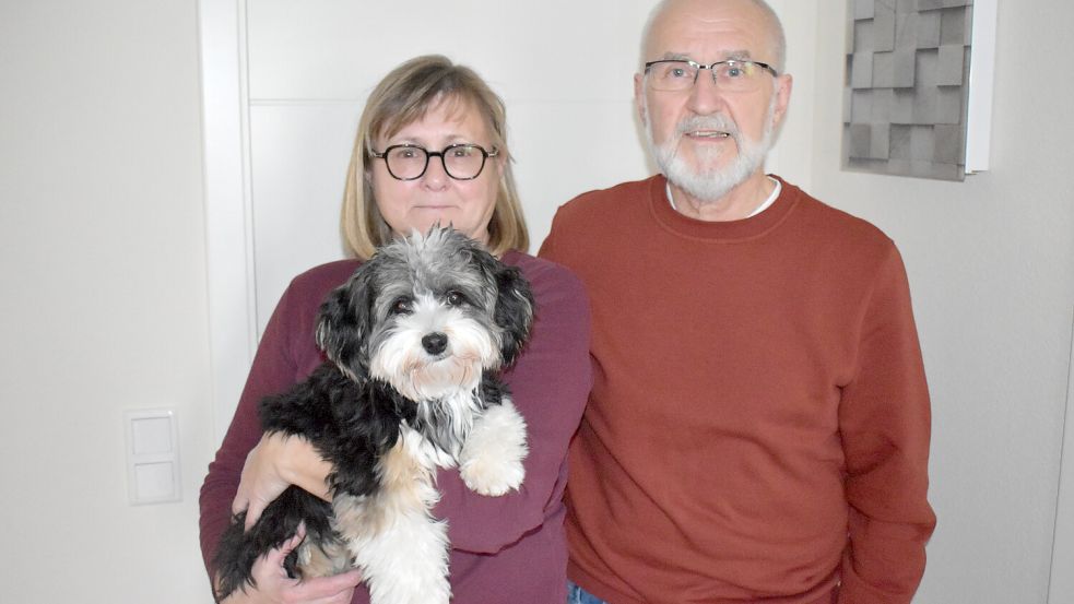 Petra und Peter Müller mit ihrer neuen Hündin Fiby.