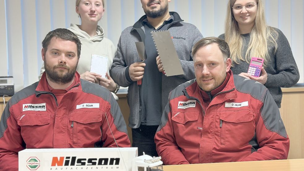 Nicht nur Spielzeug: Simon Behm (von links), Michelle Aßmann, Yusuf Cetinkaya, Daniel Ulke und Alina Poppe präsentieren zum 100. Geburtstag des Baufachzentrums Nilsson in Osnabrück-Lüstringen ihre „Lieblingswerkzeuge“. Foto: Matthias Liedtke