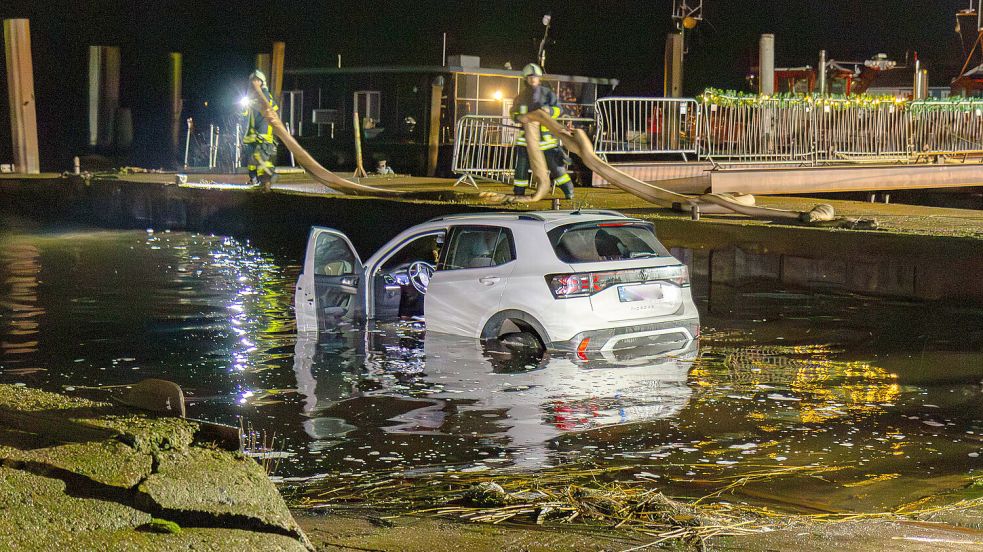Nach einem missglückten Wendemanöver landete der VW im Wasser. Foto: Jasper Hentschel