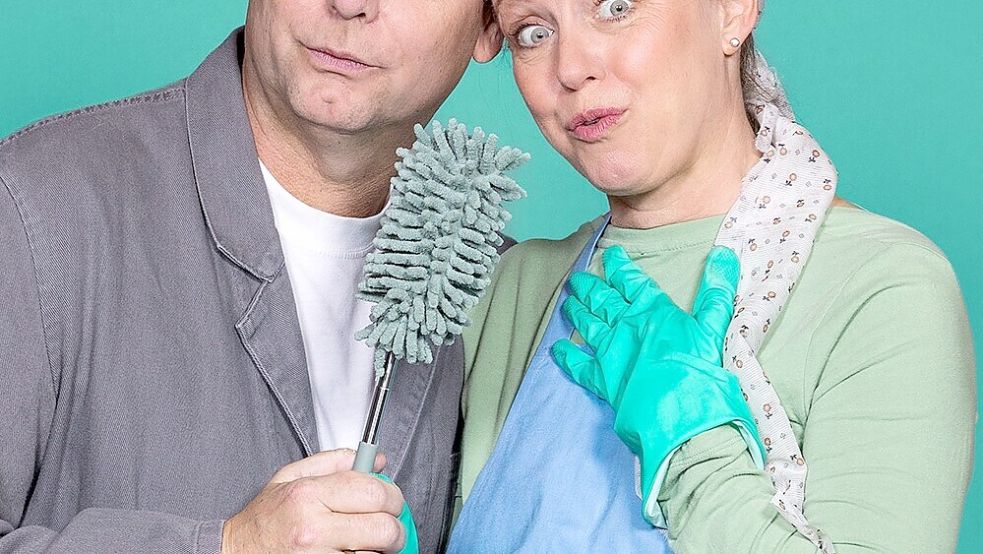Putzfrau Maria Rosemann (Inga Jamry) und ihr Ehemann, der Hausmeister Rainer (Kay Kruppa). Foto: Weyher Theater