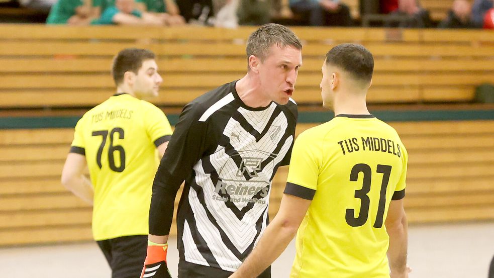 Bei der letzten Turnierausgabe um die inoffizielle ostfriesische Hallen-Meisterschaft wurde es zwischen dem späteren Sieger GW Firrel und TuS Middels hitzig. Archivfoto: Jens Doden, Emden