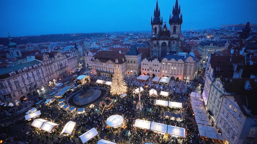Gerade auf Weihnachtsmärkten können sich Besucher leichter anstecken. Foto: dpa/AP/Petr David Josek