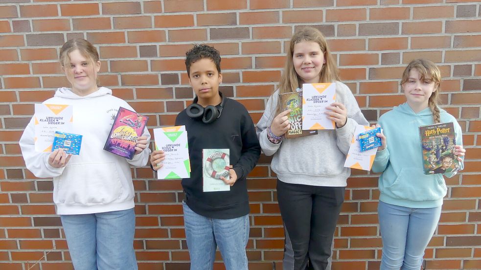 Die vier Klassensiegerinnen und Klassensieger des Vorlesewettbewerbs am Albrecht-Weinberg-Gymnasium präsentieren sich nach spannenden Lesebeiträgen gemeinsam mit der Jury. Auf dem Gruppenfoto sind v.l.n.r. Lotta Groote, Julian Bruns, Deike Ahrends und Finja Finja Haun abgebildet. Foto: Ulrike Janssen