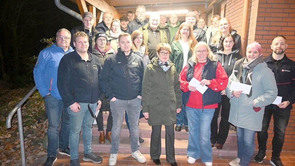 Insgesamt zwölf Vereine und Institutionen profitierten in diesem Jahr vom Erlös der im August durchgeführt Oldiefete in Langholt. Der Verein „Oldiefeten-Team“ konnte 6.350 Euro für die Kinder- und Jugendarbeit verteilen. Foto: Holger Weers