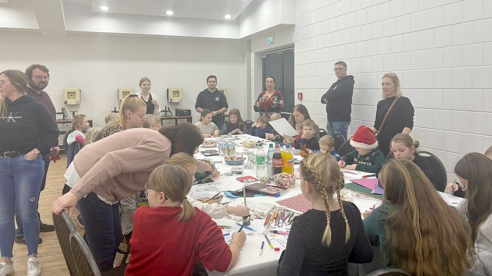 Die Kinder des Schützenvereins Ostrhauderfehn basteln gemeinsam am festlich gedeckten Tisch. Foto: Mareike Neeland