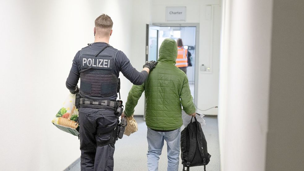 Mit Hilfe zusätzlicher Druckmittel sollen Abschiebungen nach der Vorstellung der EU-Staaten zukünftig schneller gehen. (Symbolbild) Foto: Boris Roessler