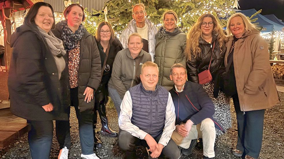 Sahen sich nach 42 Jahren zum Klassentreffen wieder: Nicole Haan (hintere Reihe von links), Andrea Mertens, Nicole Poelmann-Willms, Silvia Pritzke, Volker Gerdes, Katharina Möhle, Katja Büttner, Insa Heyen sowie (vorne von links) Stephan Giebelhausen und Andre Hillmer. Foto: privat