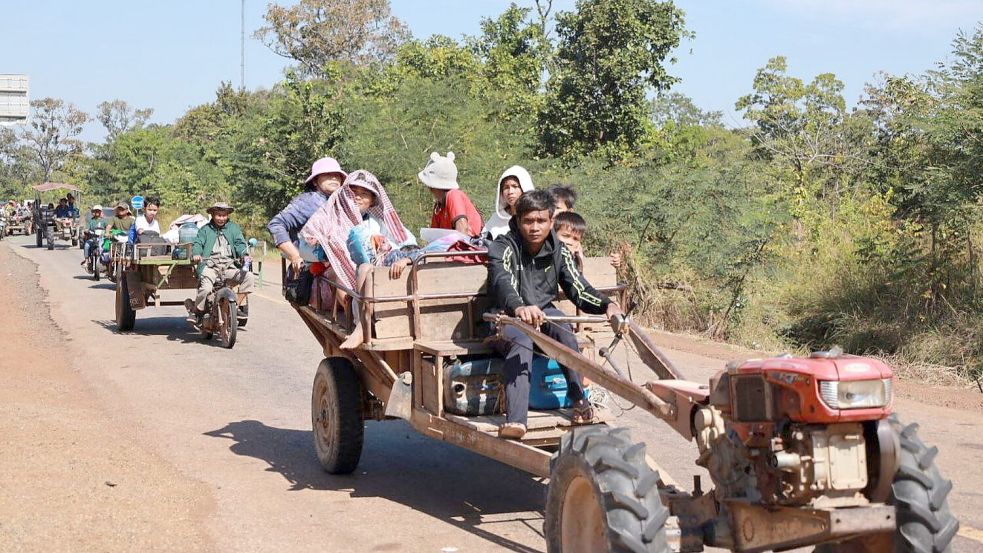 Vor der neuerlichen Gewalteskalation fliehen die Anwohner im Grenzgebiet von Thailand und Kambodscha – mitunter auch auf Traktoren. Foto: Uncredited/AGENCE KAMPUCHEA PRES