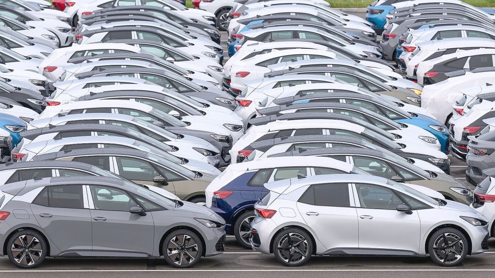 Neuwagen stehen zur Auslieferung auf einem Parkplatz auf dem Werksgelände von Volkswagen. Foto: Hendrik Schmidt/dpa