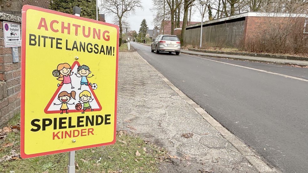 Am Schulring ist dieses Hinweisschild aufgestellt worden. Foto: Carsten Ammermann