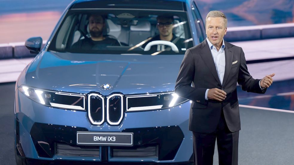 Oliver Zipse - hier mit dem ersten Serienfahrzeug der Neuen Klasse - legt sein Amt zum 13. Mai 2026 nieder. Foto: Sven Hoppe