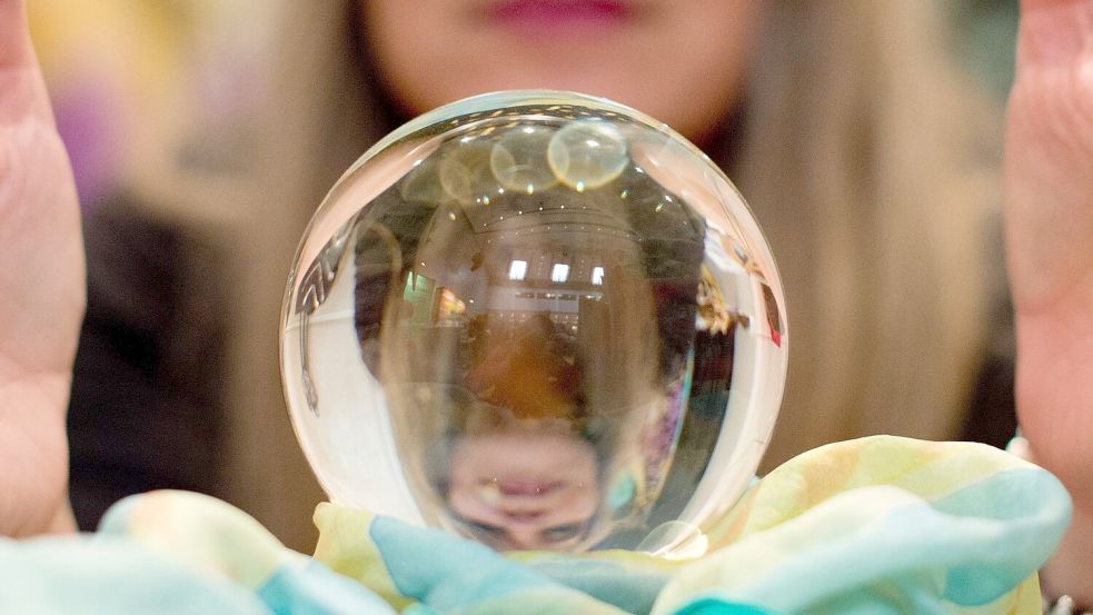 Wahrsager hatten auch 2025 nur wenige Treffer. (Archivbild) Foto: Sebastian Kahnert/dpa