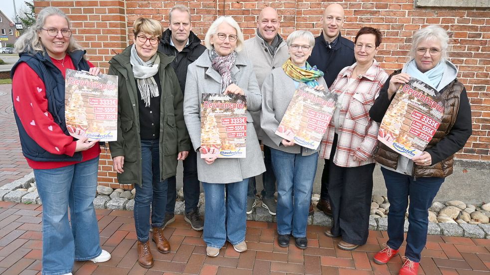 Mit dem bisherigen Losverkauf der Weihnachtsaktion zugunsten der „Fehntjer schenken Fehntjern“ sind die Mitglieder des Gewerbevereins „Rhauderfehn hat alles…“ und der beiden Kirchengemeinden (siehe Bild) sehr zufrieden. Lose für jeweils einen Euro können bei vielen Mitgliedsbetrieben oder bei Verkaufsaktion in den Verbrauchermärken Combi Rhauderfehn und Edeka Rhauderfehn weiterhin käuflich erworben werden. Foto: Holger Weers