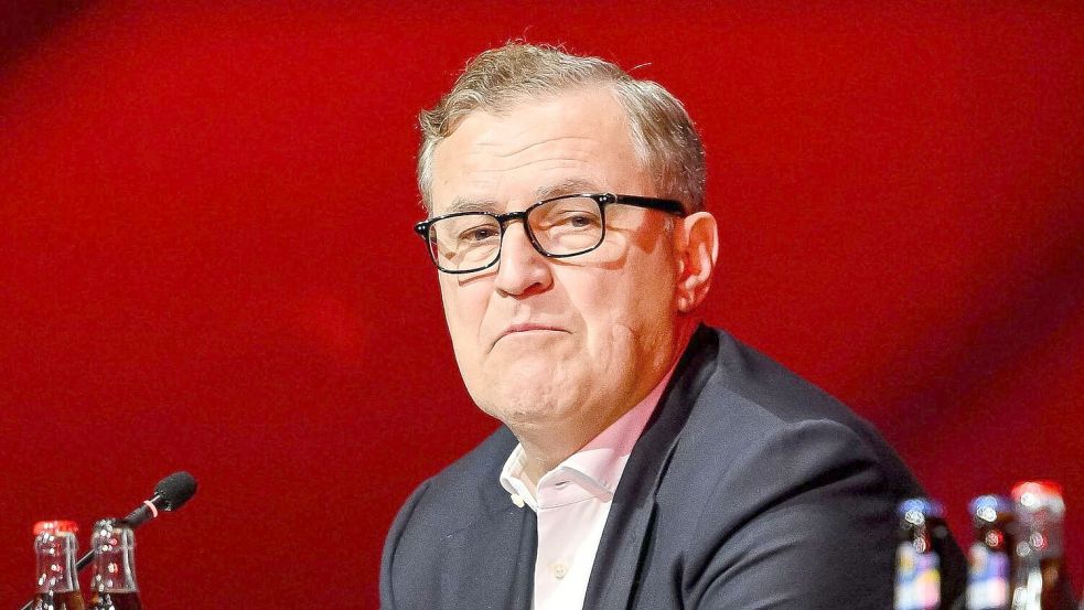 Bayern Münchens Vorstandsvorsitzender Jan-Christian Dreesen hofft auf ein Einlenken des DFB im Zoff um die Frauen-Bundesliga. (Archivbild) Foto: Harry Langer