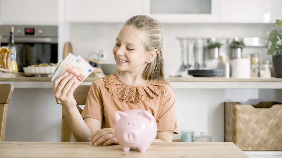Kinder können jubeln: Das Deutsche Jugendinstitut hebt die Taschengeld-Empfehlungen an – und rät Eltern zu neuen Zahlungsrhythmen. Foto: IMAGO/Westend61