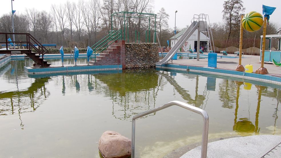 Im Jahr 2010, kurz nach der letzten Saison 2009, sah es im Freibad Langholter Meer so aus. Das Bad wurde nicht wieder eröffnet. Foto: Archiv/Günter Radtke