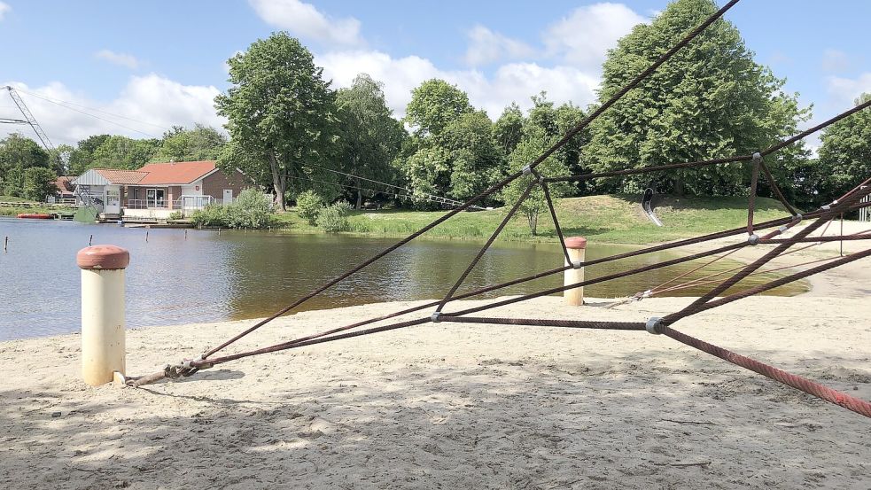 Am Idasee in der Gemeinde Ostrhauderfehn gibt es einen Badestrand und eine Wasserskianlage. Foto: Archiv/Henrik Zein