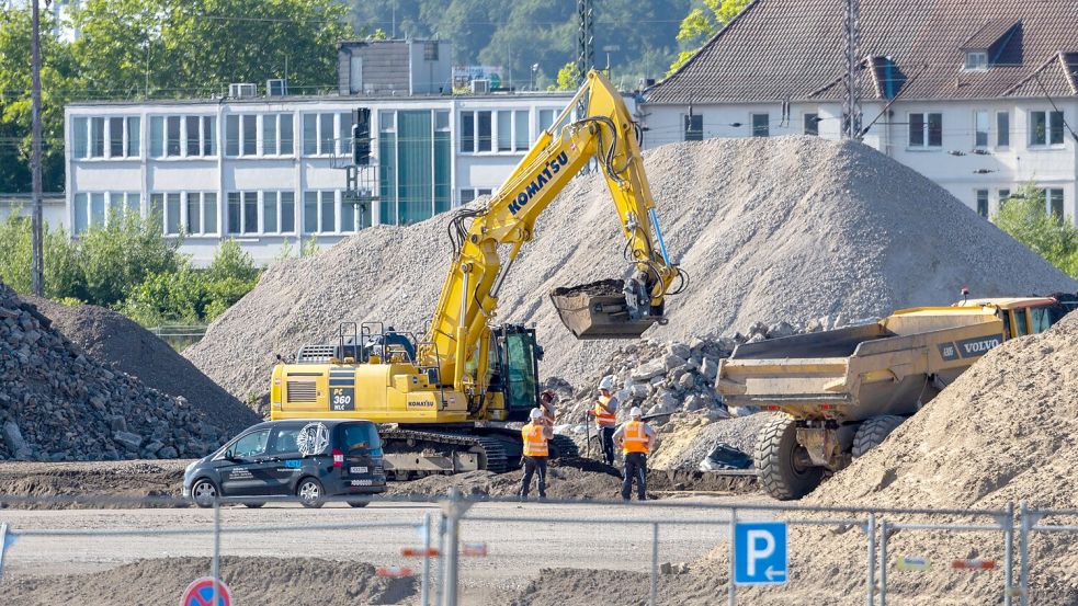 Am Osnabrücker Lokviertel geht es mit der Bodenvorbereitung gut voran. Doch für die Stadt Osnabrück gibt es jetzt negative Überraschungen. Foto: Tobias Saalschmidt