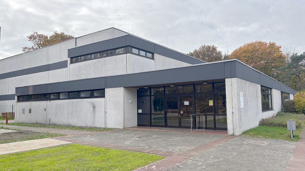 Drei Dächer, viele Probleme: Die Sporthalle an der Oberschule Uplengen wird voraussichtlich für ein halbes Jahr gesperrt sein. Foto: Lars Löschen/Archiv