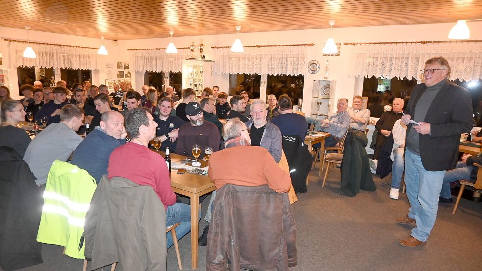 Mit über 70 Personen war die Weihnachtsfeier des Schiedsrichter-Ausschusses des Fußballkreises Ostfriesland sehr gut besucht. Das Foto zeigt eine Aufnahme aus dem Vereinsheim des SV Frisia Loga. Kreisvorsitzender Winfried Neumann (rechts) richtete einige Worte an die anwesenden Schiedsrichterinnen und Schiedsrichter. Foto: Holger Weers
