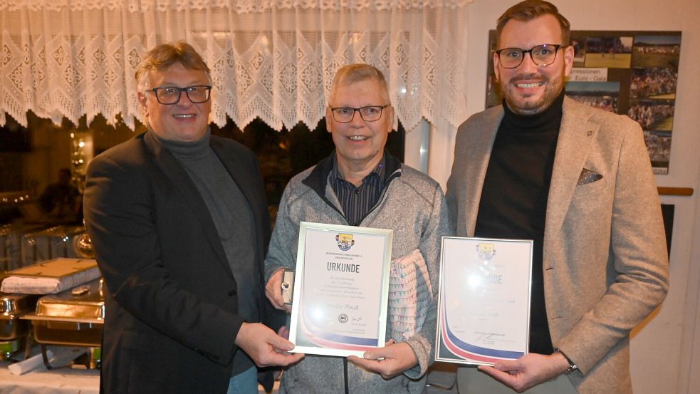 52 Jahre ist Theodor Reuß (Mitte) nunmehr als Schiedsrichter-Ansetzer aktiv. Für seine Dienste wurde ihm die silberne Kreisehrennadel verliehen. Das Bild zeigt ihn mit Winfried Neumann (Kreisvorsitzender, links) und Martin Brandt (Vorsitzender Schiedsrichter-Ausschuss). Foto: Holger Weers