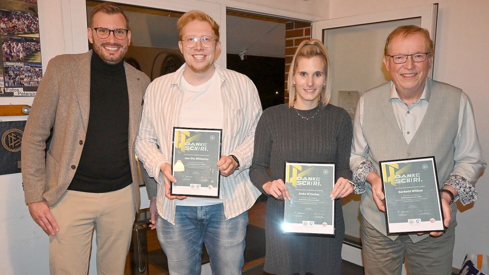 Martin Brandt (links), Vorsitzender des Kreis-Schiedsrichter-Ausschusses Ostfriesland, zeichnete (von links) Jan-Ole Wilhelms, Anke Hölscher und Gerhold Wilken im Rahmen der DFV-Aktion „Danke Schiri“ für ihr jeweiliges Engagement im Amateurbereich aus. Foto: Holger Weers