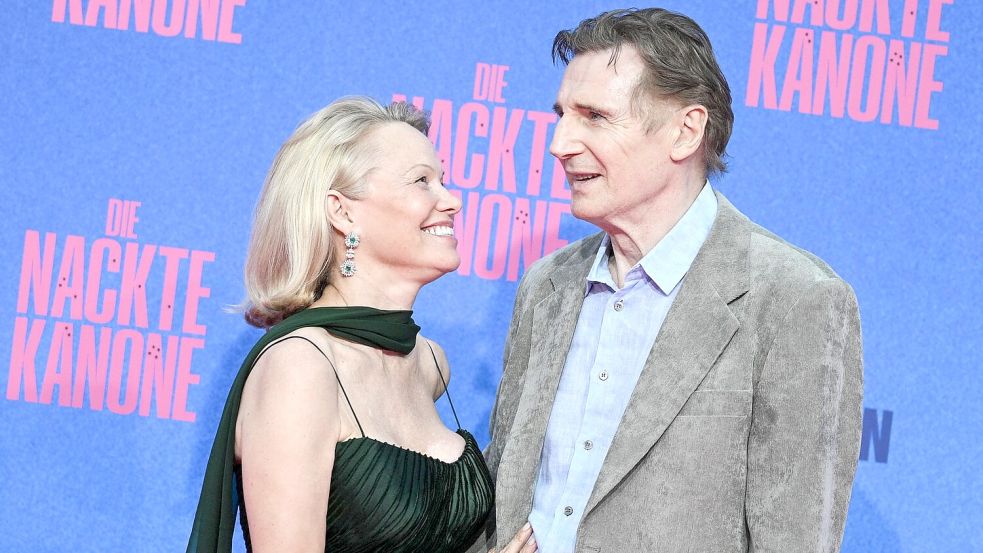 Pamela Anders und Liam Neeson bei Pressetermin für „Die nackte Kanone“. (Archivbild) Foto: Jens Kalaene