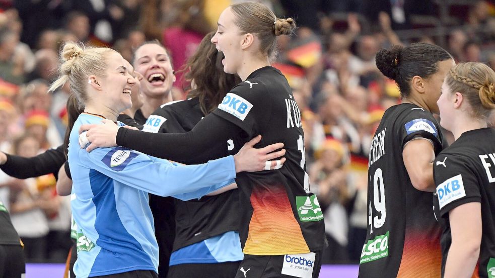 Die deutschen Handballerinnen bejubeln ihren Halbfinaleinzug. Foto: Federico Gambarini