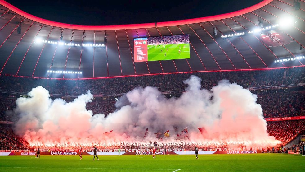 Nach der Pause zündeten die Bayern-Fans in der Südkurve massiv Pyrotechnik. Foto: Tom Weller
