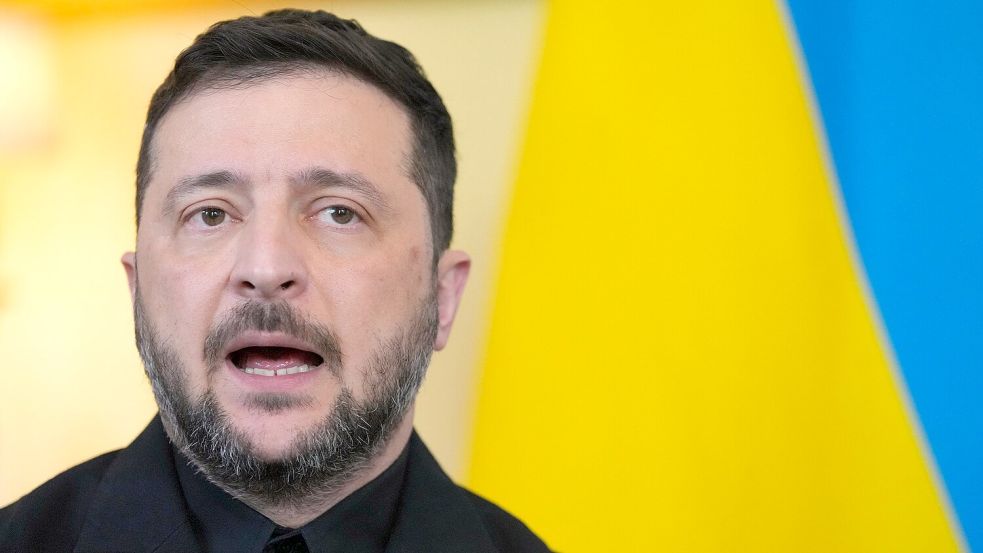 Der ukrainische Präsident Wolodymyr Selenskyj spricht kann sich mitten im Krieg gegen Russland vorstellen, Wahlen durchzuführen. Dabei sind Teile des Landes von Russland besetzt. Foto: Kirsty Wigglesworth/Pool AP/dpa