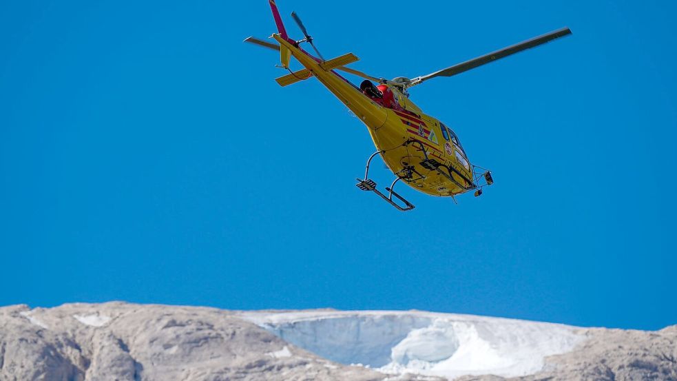 In Italien liegt in den Alpen noch nicht viel Schnee - jetzt wurde Schnee mit einem Hubschrauber eingeflogen. (Archivbild) Foto: Luca Bruno/AP/dpa