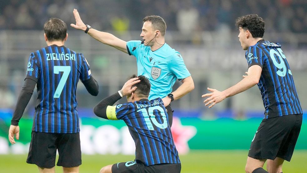 Die Inter-Spieler können Felix Zwayers Entscheidung nicht fassen. Foto: Luca Bruno/AP/dpa