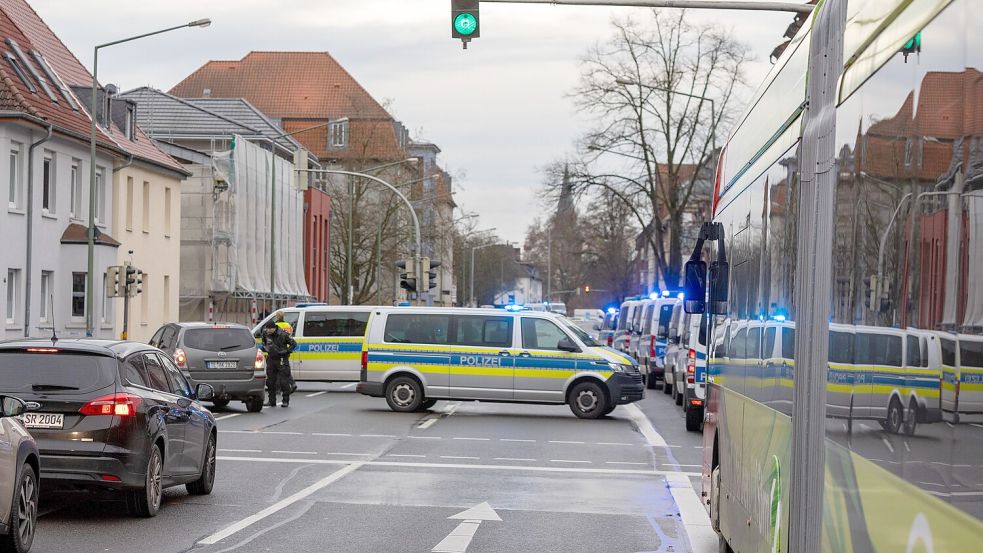 Der Bereich um das Berufsschulzentrum am Westerberg war Dienstagnachmittag nach einem Notruf weiträumig gesperrt. Foto: Benjamin Beutler