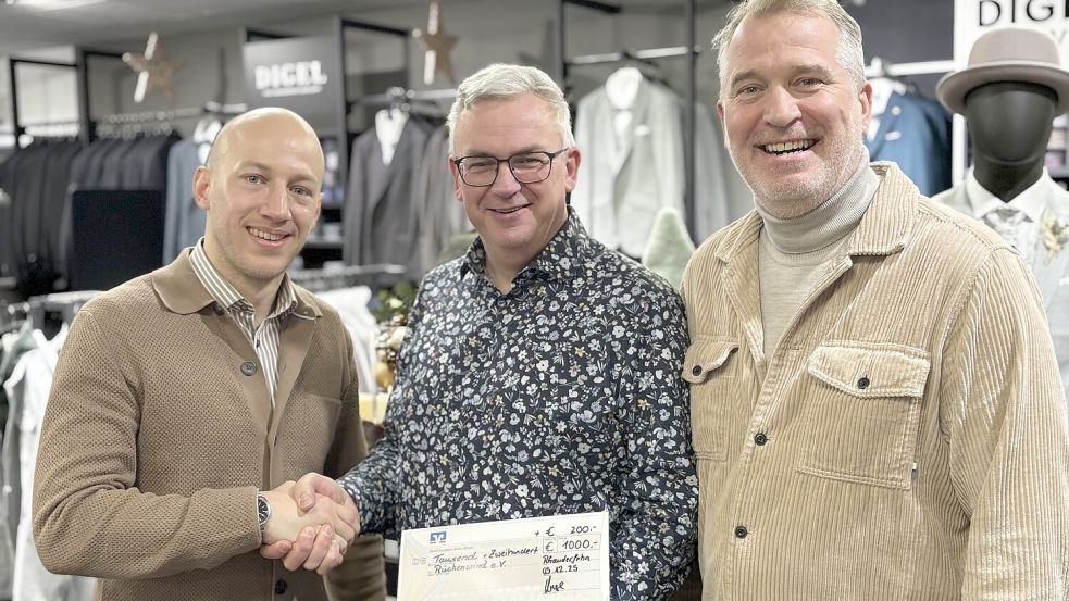 Bei der Spendenübergabe: (links) Thies Kruse, Helmut Hartema und Thomas Kruse. Foto: privat