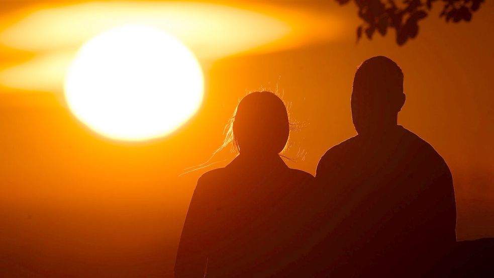 Ein Paar bei Sonnenaufgang Foto: Julian Stratenschulte