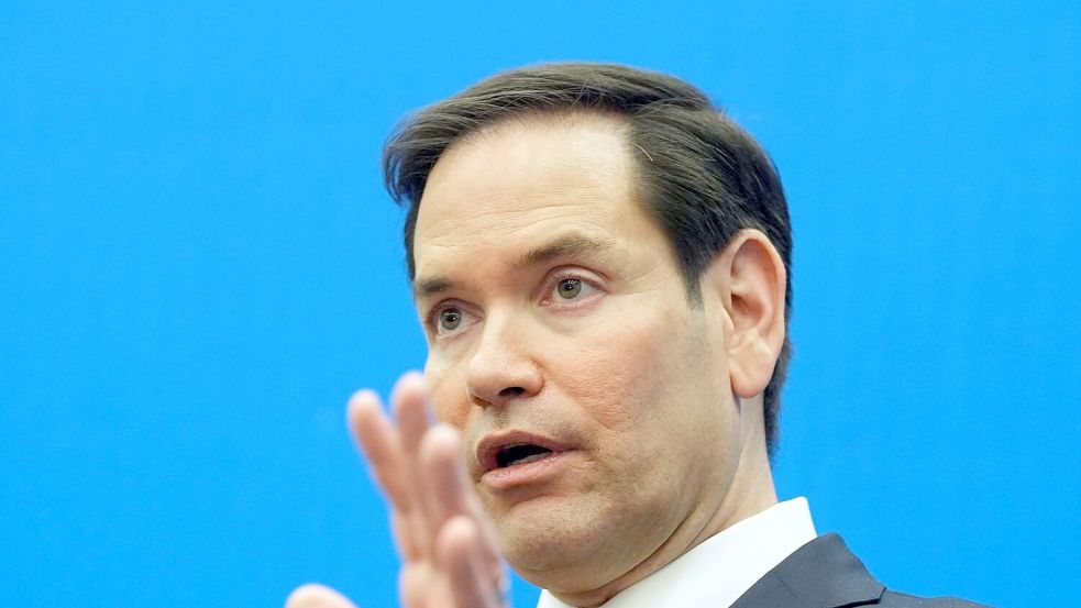 US-Außenminister Marco Rubio will, dass Dokumente seiner Abteilung wieder mit der Serifen-Schriftart Times New Roman verfasst sind. (Archivbild) Foto: Jacquelyn Martin/Pool AP/dpa