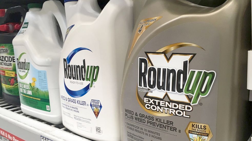 Behälter mit Roundup stehen in einem Ladenregal in San Francisco. (Archivbild) Foto: Haven Daley/AP/dpa