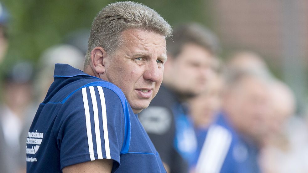 Seit 2011 trainiert Mario Look die Erste-Herren-Fußballer des SV Hage. Im Sommer ist Schluss. Foto: Jens Doden/ Emden