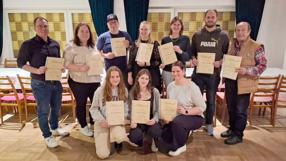 Ehrung der Musiker mit den geringsten Fehlzeiten (von links hinten stehend) Kevin Brand-Sassen, Tanja Tepe, Andre Murra, Wemke Reents, Birte Bartjen, Niklas Mülder, Karl-Heinz Murra (von links vorne kniend) Paula Reinken, Anke Bartjen und Kathrin Murra. Foto: Carmen Hinrichs