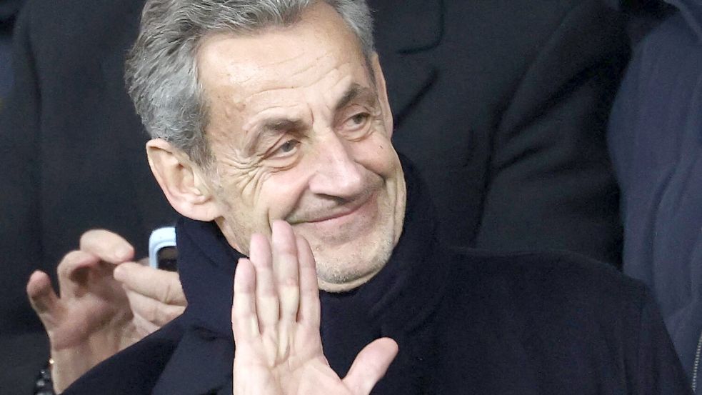 Besuche von Ehefrau Carla und Fußballspiele im Fernsehen lockerten Sarkozys Zeit hinter Gittern auf. (Archivbild) Foto: Franck Fife/AFP/dpa